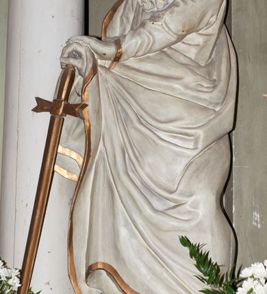 Zdjęcie nr 4: Rzeźba ścięta z tyłu, drążona, przedstawiająca św. Pawła. Święty ukazany jest w postawie stojącej z prawą nogą wysuniętą do przodu o esowato wygiętej sylwetce z dłońmi opartymi o miecz przy prawym boku. Twarz podłużna, okolona długą brodą, nos długi, głęboko osadzone oczy i wyraźnie zaznaczone kości policzkowe i łuki brwiowe. Włosy średniej długości, bujne. Święty ubrany jest w długą suknię oraz płaszcz zarzucony na prawe ramię i biegnący pod lewą ręką na prawe przedramię. Szaty na brzegach zdobione są złotą lamówką. Rzeźba polichromowana jest w całości na biało, atrybuty i brzeg szaty złocone. Rzeźba ustawiona jest na wysokim, prostopadłościennym cokole, zwężonym pośrodku, bogato profilowanym, polichromowanym na kolor jasnozielony.