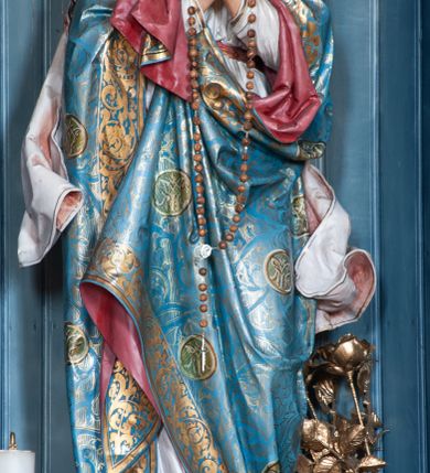 Zdjęcie nr 4: Ołtarz przyścienny, architektoniczny, jednoosiowy, jednokondygnacyjny ze zwieńczeniem. Ołtarz skrzyniowy, antepedium drewniane z wydzielonym polem w kształcie lezącego ośmioboku z dekoracją w formie marmoryzacji. Mensa drewniana, polichromowana. Retabulum ustawione na wysokim, zdwojonym cokole, ujęte parą kolumn korynckich wspierających przerwane, wyłamujące się belkowanie z profilowanym, silnie wysuniętym gzymsem. Zwieńczenie o formie wklęsło-wypukłej, flankowane spływami wolutowymi. Prostokątne pola cokołów kolumn dekorowane motywem roślinnym. Pole środkowe w formie prostokątnej wnęki zamkniętej fantazyjnym łukiem nadwieszonym ujętym stylizowanymi motywami roślinnymi, z dwoma uskrzydlonymi główkami aniołków pośrodku. Wewnątrz figura Matki Boskiej Niepokalanie Poczętej. W zwieńczeniu po bokach dwie pełnoplastyczne figury świętych (po lewej św. Jakub Większy z bukłakiem u boku), w polu motyw serca przeszytego mieczem boleści, ujętego okręgiem obłoków i promieni. Powyżej na gzymsie figurka anioła. Polichromia całości struktury w kolorze kremowym. Pola płycin, kolumny, elementy belkowania, obramienie niszy marmoryzowane. Detal architektoniczny i ornamenty złocone i srebrzone.  
