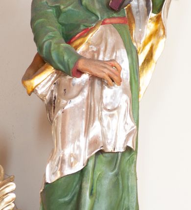 Zdjęcie nr 8: Ołtarz przyścienny, architektoniczny, jednoosiowy, jednokondygnacyjny ze zwieńczeniem. Ołtarz skrzyniowy, antepedium drewniane z wydzielonym polem w kształcie lezącego ośmioboku z dekoracją w formie marmoryzacji. Mensa drewniana, polichromowana. Retabulum ustawione na wysokim, zdwojonym cokole, ujęte parą kolumn korynckich wspierających przerwane, wyłamujące się belkowanie z profilowanym, silnie wysuniętym gzymsem. Zwieńczenie o formie wklęsło-wypukłej, flankowane spływami wolutowymi. Prostokątne pola cokołów kolumn dekorowane motywem roślinnym. Pole środkowe w formie prostokątnej wnęki zamkniętej fantazyjnym łukiem nadwieszonym ujętym stylizowanymi motywami roślinnymi, z dwoma uskrzydlonymi główkami aniołków pośrodku. Wewnątrz figura Matki Boskiej Niepokalanie Poczętej. W zwieńczeniu po bokach dwie pełnoplastyczne figury świętych (po lewej św. Jakub Większy z bukłakiem u boku), w polu motyw serca przeszytego mieczem boleści, ujętego okręgiem obłoków i promieni. Powyżej na gzymsie figurka anioła. Polichromia całości struktury w kolorze kremowym. Pola płycin, kolumny, elementy belkowania, obramienie niszy marmoryzowane. Detal architektoniczny i ornamenty złocone i srebrzone.  
