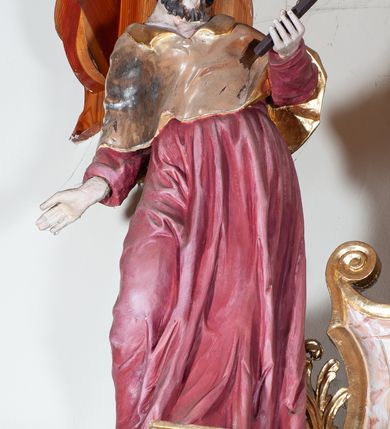 Zdjęcie nr 8: Ołtarz przyścienny, architektoniczny, jednoosiowy, jednokondygnacyjny. Mensa drewniana o formach wklęsło-wypukłych; na licu płycina w formie leżącego prostokąta o ściętych narożach wypełniona marmoryzacją. Tabernakulum dwudrzwiczkowe, zamknięte łukiem pełnym, ujęte dwiema  kolumienkami o kompozytowych kapitelach. W zwieńczeniu ażurowa, złocona dekoracja w formie przeciwstawnie ustawionego akantu z palmetą na osi. Na drzwiczkach płaskorzeźbione kłosy oraz winne grona. Retabulum na wysokim cokole ujęte ustawionymi ukośnie kolumnami o kompozytowych kapitelach i marmoryzowanych trzonach umiejscowionymi na wysokich postumentach (lica zdobione marmoryzowanymi płycinami  wypełnioymi rocaille'm). Podpory dźwigają odcinki pełnego, wyłamanego belkowania zwieńczonego wydatnym, silnie profilowanym gzymsem. Na belkowaniu, na osiach kolumn pełnoplastyczne figury niezidentyfikowanych świętych z krzyżem w ręku (z lewej, św. Jan Nepomucen?) oraz z księgą (z prawej). W polu centralnym nisza zamknięta u góry łukiem o falistym zarysie utworzonym przez dwie przeciwstawnie ustawione woluty. Nisza mieści pełnoplastyczną figurę Chrystusa z gorejącym sercem. Ponad nią, a osi dwie płaskorzeźbione uskrzydlone główki anielskie. Zwieńczenie o wolutowo wyciętych bokach zamknięte łukiem wklęsło-wypukłym. W polu płaskorzeźbione przedstawienie gorejącego serca w srebrzonym medalionie z obłoków oraz glorii promienistej o alternowanych promieniach. Powyżej na osi, pełnoplastyczna figura uskrzydlonego anioła. Po bokach wota i kampanule. Struktura malowana na kolor jasnobeżowy. Marmoryzacja w odcieniach różu. Ornamentyka oraz załamania profili architektonicznych złocone.