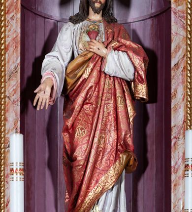 Zdjęcie nr 6: Ołtarz przyścienny, architektoniczny, jednoosiowy, jednokondygnacyjny. Mensa drewniana o formach wklęsło-wypukłych; na licu płycina w formie leżącego prostokąta o ściętych narożach wypełniona marmoryzacją. Tabernakulum dwudrzwiczkowe, zamknięte łukiem pełnym, ujęte dwiema  kolumienkami o kompozytowych kapitelach. W zwieńczeniu ażurowa, złocona dekoracja w formie przeciwstawnie ustawionego akantu z palmetą na osi. Na drzwiczkach płaskorzeźbione kłosy oraz winne grona. Retabulum na wysokim cokole ujęte ustawionymi ukośnie kolumnami o kompozytowych kapitelach i marmoryzowanych trzonach umiejscowionymi na wysokich postumentach (lica zdobione marmoryzowanymi płycinami  wypełnioymi rocaille&#039;m). Podpory dźwigają odcinki pełnego, wyłamanego belkowania zwieńczonego wydatnym, silnie profilowanym gzymsem. Na belkowaniu, na osiach kolumn pełnoplastyczne figury niezidentyfikowanych świętych z krzyżem w ręku (z lewej, św. Jan Nepomucen?) oraz z księgą (z prawej). W polu centralnym nisza zamknięta u góry łukiem o falistym zarysie utworzonym przez dwie przeciwstawnie ustawione woluty. Nisza mieści pełnoplastyczną figurę Chrystusa z gorejącym sercem. Ponad nią, a osi dwie płaskorzeźbione uskrzydlone główki anielskie. Zwieńczenie o wolutowo wyciętych bokach zamknięte łukiem wklęsło-wypukłym. W polu płaskorzeźbione przedstawienie gorejącego serca w srebrzonym medalionie z obłoków oraz glorii promienistej o alternowanych promieniach. Powyżej na osi, pełnoplastyczna figura uskrzydlonego anioła. Po bokach wota i kampanule. Struktura malowana na kolor jasnobeżowy. Marmoryzacja w odcieniach różu. Ornamentyka oraz załamania profili architektonicznych złocone.