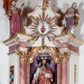 Zdjęcie nr 1: Ołtarz przyścienny, architektoniczny, jednoosiowy, jednokondygnacyjny. Mensa drewniana o formach wklęsło-wypukłych; na licu płycina w formie leżącego prostokąta o ściętych narożach wypełniona marmoryzacją. Tabernakulum dwudrzwiczkowe, zamknięte łukiem pełnym, ujęte dwiema  kolumienkami o kompozytowych kapitelach. W zwieńczeniu ażurowa, złocona dekoracja w formie przeciwstawnie ustawionego akantu z palmetą na osi. Na drzwiczkach płaskorzeźbione kłosy oraz winne grona. Retabulum na wysokim cokole ujęte ustawionymi ukośnie kolumnami o kompozytowych kapitelach i marmoryzowanych trzonach umiejscowionymi na wysokich postumentach (lica zdobione marmoryzowanymi płycinami  wypełnioymi rocaille'm). Podpory dźwigają odcinki pełnego, wyłamanego belkowania zwieńczonego wydatnym, silnie profilowanym gzymsem. Na belkowaniu, na osiach kolumn pełnoplastyczne figury niezidentyfikowanych świętych z krzyżem w ręku (z lewej, św. Jan Nepomucen?) oraz z księgą (z prawej). W polu centralnym nisza zamknięta u góry łukiem o falistym zarysie utworzonym przez dwie przeciwstawnie ustawione woluty. Nisza mieści pełnoplastyczną figurę Chrystusa z gorejącym sercem. Ponad nią, a osi dwie płaskorzeźbione uskrzydlone główki anielskie. Zwieńczenie o wolutowo wyciętych bokach zamknięte łukiem wklęsło-wypukłym. W polu płaskorzeźbione przedstawienie gorejącego serca w srebrzonym medalionie z obłoków oraz glorii promienistej o alternowanych promieniach. Powyżej na osi, pełnoplastyczna figura uskrzydlonego anioła. Po bokach wota i kampanule. Struktura malowana na kolor jasnobeżowy. Marmoryzacja w odcieniach różu. Ornamentyka oraz załamania profili architektonicznych złocone.