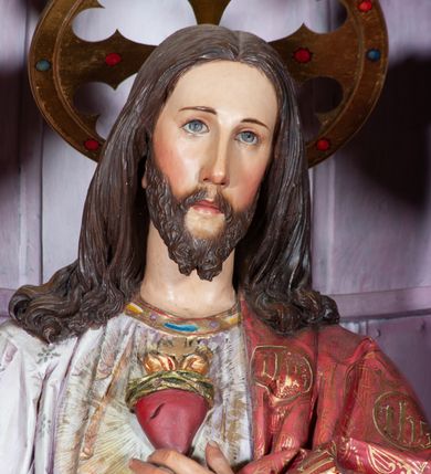 Zdjęcie nr 7: Ołtarz przyścienny, architektoniczny, jednoosiowy, jednokondygnacyjny. Mensa drewniana o formach wklęsło-wypukłych; na licu płycina w formie leżącego prostokąta o ściętych narożach wypełniona marmoryzacją. Tabernakulum dwudrzwiczkowe, zamknięte łukiem pełnym, ujęte dwiema  kolumienkami o kompozytowych kapitelach. W zwieńczeniu ażurowa, złocona dekoracja w formie przeciwstawnie ustawionego akantu z palmetą na osi. Na drzwiczkach płaskorzeźbione kłosy oraz winne grona. Retabulum na wysokim cokole ujęte ustawionymi ukośnie kolumnami o kompozytowych kapitelach i marmoryzowanych trzonach umiejscowionymi na wysokich postumentach (lica zdobione marmoryzowanymi płycinami  wypełnioymi rocaille'm). Podpory dźwigają odcinki pełnego, wyłamanego belkowania zwieńczonego wydatnym, silnie profilowanym gzymsem. Na belkowaniu, na osiach kolumn pełnoplastyczne figury niezidentyfikowanych świętych z krzyżem w ręku (z lewej, św. Jan Nepomucen?) oraz z księgą (z prawej). W polu centralnym nisza zamknięta u góry łukiem o falistym zarysie utworzonym przez dwie przeciwstawnie ustawione woluty. Nisza mieści pełnoplastyczną figurę Chrystusa z gorejącym sercem. Ponad nią, a osi dwie płaskorzeźbione uskrzydlone główki anielskie. Zwieńczenie o wolutowo wyciętych bokach zamknięte łukiem wklęsło-wypukłym. W polu płaskorzeźbione przedstawienie gorejącego serca w srebrzonym medalionie z obłoków oraz glorii promienistej o alternowanych promieniach. Powyżej na osi, pełnoplastyczna figura uskrzydlonego anioła. Po bokach wota i kampanule. Struktura malowana na kolor jasnobeżowy. Marmoryzacja w odcieniach różu. Ornamentyka oraz załamania profili architektonicznych złocone.