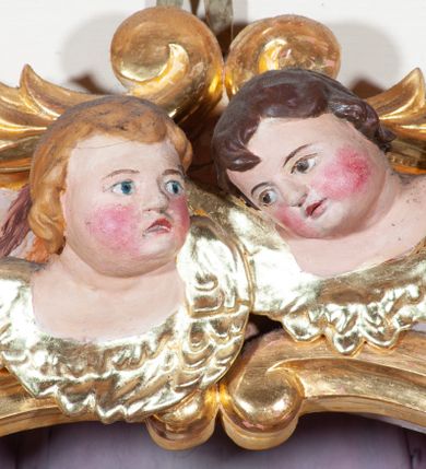 Zdjęcie nr 11: Ołtarz przyścienny, architektoniczny, jednoosiowy, jednokondygnacyjny. Mensa drewniana o formach wklęsło-wypukłych; na licu płycina w formie leżącego prostokąta o ściętych narożach wypełniona marmoryzacją. Tabernakulum dwudrzwiczkowe, zamknięte łukiem pełnym, ujęte dwiema  kolumienkami o kompozytowych kapitelach. W zwieńczeniu ażurowa, złocona dekoracja w formie przeciwstawnie ustawionego akantu z palmetą na osi. Na drzwiczkach płaskorzeźbione kłosy oraz winne grona. Retabulum na wysokim cokole ujęte ustawionymi ukośnie kolumnami o kompozytowych kapitelach i marmoryzowanych trzonach umiejscowionymi na wysokich postumentach (lica zdobione marmoryzowanymi płycinami  wypełnioymi rocaille&#039;m). Podpory dźwigają odcinki pełnego, wyłamanego belkowania zwieńczonego wydatnym, silnie profilowanym gzymsem. Na belkowaniu, na osiach kolumn pełnoplastyczne figury niezidentyfikowanych świętych z krzyżem w ręku (z lewej, św. Jan Nepomucen?) oraz z księgą (z prawej). W polu centralnym nisza zamknięta u góry łukiem o falistym zarysie utworzonym przez dwie przeciwstawnie ustawione woluty. Nisza mieści pełnoplastyczną figurę Chrystusa z gorejącym sercem. Ponad nią, a osi dwie płaskorzeźbione uskrzydlone główki anielskie. Zwieńczenie o wolutowo wyciętych bokach zamknięte łukiem wklęsło-wypukłym. W polu płaskorzeźbione przedstawienie gorejącego serca w srebrzonym medalionie z obłoków oraz glorii promienistej o alternowanych promieniach. Powyżej na osi, pełnoplastyczna figura uskrzydlonego anioła. Po bokach wota i kampanule. Struktura malowana na kolor jasnobeżowy. Marmoryzacja w odcieniach różu. Ornamentyka oraz załamania profili architektonicznych złocone.