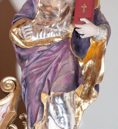 Zdjęcie nr 9: Ołtarz przyścienny, architektoniczny, jednoosiowy, jednokondygnacyjny. Mensa drewniana o formach wklęsło-wypukłych; na licu płycina w formie leżącego prostokąta o ściętych narożach wypełniona marmoryzacją. Tabernakulum dwudrzwiczkowe, zamknięte łukiem pełnym, ujęte dwiema  kolumienkami o kompozytowych kapitelach. W zwieńczeniu ażurowa, złocona dekoracja w formie przeciwstawnie ustawionego akantu z palmetą na osi. Na drzwiczkach płaskorzeźbione kłosy oraz winne grona. Retabulum na wysokim cokole ujęte ustawionymi ukośnie kolumnami o kompozytowych kapitelach i marmoryzowanych trzonach umiejscowionymi na wysokich postumentach (lica zdobione marmoryzowanymi płycinami  wypełnioymi rocaille'm). Podpory dźwigają odcinki pełnego, wyłamanego belkowania zwieńczonego wydatnym, silnie profilowanym gzymsem. Na belkowaniu, na osiach kolumn pełnoplastyczne figury niezidentyfikowanych świętych z krzyżem w ręku (z lewej, św. Jan Nepomucen?) oraz z księgą (z prawej). W polu centralnym nisza zamknięta u góry łukiem o falistym zarysie utworzonym przez dwie przeciwstawnie ustawione woluty. Nisza mieści pełnoplastyczną figurę Chrystusa z gorejącym sercem. Ponad nią, a osi dwie płaskorzeźbione uskrzydlone główki anielskie. Zwieńczenie o wolutowo wyciętych bokach zamknięte łukiem wklęsło-wypukłym. W polu płaskorzeźbione przedstawienie gorejącego serca w srebrzonym medalionie z obłoków oraz glorii promienistej o alternowanych promieniach. Powyżej na osi, pełnoplastyczna figura uskrzydlonego anioła. Po bokach wota i kampanule. Struktura malowana na kolor jasnobeżowy. Marmoryzacja w odcieniach różu. Ornamentyka oraz załamania profili architektonicznych złocone.