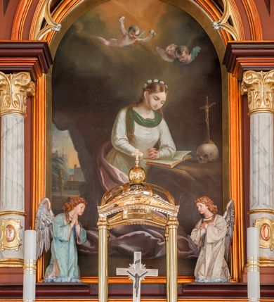 Zdjęcie nr 6: Ołtarz przyścienny, architektoniczny, trójosiowy. Mensa ołtarzowa skrzyniowa, prostopadłościenna z kamiennym portatylem, zamknięta profilowanym gzymsem podtrzymywanym przez cztery marmoryzowane kolumny. Antepedium dekorowane trzema płycinami: środkowa kwadratowa z krzyżem trójlistnym w czworoliściu, boczne  z aplikowanym motywem winorośli i kłosów zbóż. Retabulum ustawione na predelli, trójosiowe o półkoliście zamkniętych wnękach zakończonych trójkątnymi szczytami, w polu których uskrzydlone główki anielskie w medalionach. Wnęka środkowa wyższa i szersza zamknięta dwuspadowym daszkiem, ujęta parą kolumn kompozytowych wspierających odcinki gzymsu. Wewnątrz obraz z przedstawieniem  św. Rozalii. We wnękach bocznych pełnoplastyczne figury św. Piotra po lewej i św. Pawła po prawej stronie.  Nad wnęką środkową baldachim z figurą Chrystusa Zmartwychwstałego, po bokach pełnoplastyczne figury świętych. Predella dekorowana fryzem arkadkowym oraz płycinami z maswerkowaniem i rozetami, boki retabulum ujęte ażurowymi uszakami formowanymi z wici roślinnej. Półkoliste łuki wnęk zdobione arkadkami. Całość polichromowana na odcień ciemnobrązowy, detal architektoniczny i profilowania pomarańczowe oraz złocone. 