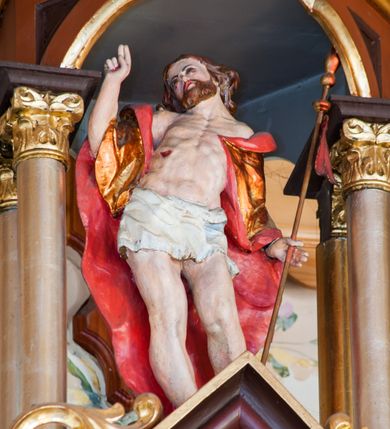 Zdjęcie nr 5: Ołtarz przyścienny, architektoniczny, trójosiowy. Mensa ołtarzowa skrzyniowa, prostopadłościenna z kamiennym portatylem, zamknięta profilowanym gzymsem podtrzymywanym przez cztery marmoryzowane kolumny. Antepedium dekorowane trzema płycinami: środkowa kwadratowa z krzyżem trójlistnym w czworoliściu, boczne  z aplikowanym motywem winorośli i kłosów zbóż. Retabulum ustawione na predelli, trójosiowe o półkoliście zamkniętych wnękach zakończonych trójkątnymi szczytami, w polu których uskrzydlone główki anielskie w medalionach. Wnęka środkowa wyższa i szersza zamknięta dwuspadowym daszkiem, ujęta parą kolumn kompozytowych wspierających odcinki gzymsu. Wewnątrz obraz z przedstawieniem  św. Rozalii. We wnękach bocznych pełnoplastyczne figury św. Piotra po lewej i św. Pawła po prawej stronie.  Nad wnęką środkową baldachim z figurą Chrystusa Zmartwychwstałego, po bokach pełnoplastyczne figury świętych. Predella dekorowana fryzem arkadkowym oraz płycinami z maswerkowaniem i rozetami, boki retabulum ujęte ażurowymi uszakami formowanymi z wici roślinnej. Półkoliste łuki wnęk zdobione arkadkami. Całość polichromowana na odcień ciemnobrązowy, detal architektoniczny i profilowania pomarańczowe oraz złocone. 