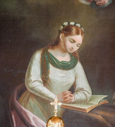 Zdjęcie nr 7: Ołtarz przyścienny, architektoniczny, trójosiowy. Mensa ołtarzowa skrzyniowa, prostopadłościenna z kamiennym portatylem, zamknięta profilowanym gzymsem podtrzymywanym przez cztery marmoryzowane kolumny. Antepedium dekorowane trzema płycinami: środkowa kwadratowa z krzyżem trójlistnym w czworoliściu, boczne  z aplikowanym motywem winorośli i kłosów zbóż. Retabulum ustawione na predelli, trójosiowe o półkoliście zamkniętych wnękach zakończonych trójkątnymi szczytami, w polu których uskrzydlone główki anielskie w medalionach. Wnęka środkowa wyższa i szersza zamknięta dwuspadowym daszkiem, ujęta parą kolumn kompozytowych wspierających odcinki gzymsu. Wewnątrz obraz z przedstawieniem  św. Rozalii. We wnękach bocznych pełnoplastyczne figury św. Piotra po lewej i św. Pawła po prawej stronie.  Nad wnęką środkową baldachim z figurą Chrystusa Zmartwychwstałego, po bokach pełnoplastyczne figury świętych. Predella dekorowana fryzem arkadkowym oraz płycinami z maswerkowaniem i rozetami, boki retabulum ujęte ażurowymi uszakami formowanymi z wici roślinnej. Półkoliste łuki wnęk zdobione arkadkami. Całość polichromowana na odcień ciemnobrązowy, detal architektoniczny i profilowania pomarańczowe oraz złocone. 