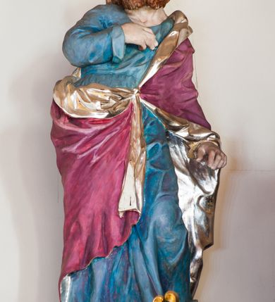 Zdjęcie nr 3: Ołtarz przyścienny, architektoniczny, trójosiowy. Mensa ołtarzowa skrzyniowa, prostopadłościenna z kamiennym portatylem, zamknięta profilowanym gzymsem podtrzymywanym przez cztery marmoryzowane kolumny. Antepedium dekorowane trzema płycinami: środkowa kwadratowa z krzyżem trójlistnym w czworoliściu, boczne  z aplikowanym motywem winorośli i kłosów zbóż. Retabulum ustawione na predelli, trójosiowe o półkoliście zamkniętych wnękach zakończonych trójkątnymi szczytami, w polu których uskrzydlone główki anielskie w medalionach. Wnęka środkowa wyższa i szersza zamknięta dwuspadowym daszkiem, ujęta parą kolumn kompozytowych wspierających odcinki gzymsu. Wewnątrz obraz z przedstawieniem  św. Rozalii. We wnękach bocznych pełnoplastyczne figury św. Piotra po lewej i św. Pawła po prawej stronie.  Nad wnęką środkową baldachim z figurą Chrystusa Zmartwychwstałego, po bokach pełnoplastyczne figury świętych. Predella dekorowana fryzem arkadkowym oraz płycinami z maswerkowaniem i rozetami, boki retabulum ujęte ażurowymi uszakami formowanymi z wici roślinnej. Półkoliste łuki wnęk zdobione arkadkami. Całość polichromowana na odcień ciemnobrązowy, detal architektoniczny i profilowania pomarańczowe oraz złocone. 