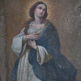 Zdjęcie nr 1: Obraz w kształcie stojącego prostokąta zamkniętego łukiem półkolistym. W centrum kompozycji przedstawienie Matki Boskiej Niepokalanie Poczętej, stojącej na półksiężycu i globie, ze złączonymi na piersi dłońmi. Maria zwrócona delikatnie w prawo, ukazana w kontrapoście z lewą nogą ugiętą w kolanie i z głową skierowaną w lewą stronę. Twarz pełna z długim i wąskim nosem, małymi ustami i z oczami wzniesionymi ku górze; włosy ciemne, długie, bujne, opadające na plecy i prawe ramię. Matka Boska ubrana jest w białą suknię z długimi i szerokimi rękawami oraz niebieski płaszcz zarzucony na lewe ramię. Ma bose stopy, a wokół głowy świetlisty nimb. Półksiężyc skierowany jest rogami do góry, owinięty wężem z jabłkiem w pysku. Po bokach Matki Boskiej dwa aniołki, jeden z gałązką białej lilii w dłoni. Na globie ziemskim dwie główki aniołków. Tło jednolite jasnobrązowe. Rama drewniana, ołtarzowa, profilowana, złocona i srebrzona. Na zewnętrznym profilu ozdobiona wicią z liści wawrzynu, a w kluczu okrągłym kartuszem.



