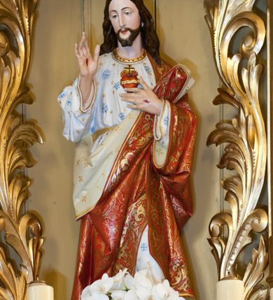 Zdjęcie nr 4: Ołtarz przyścienny, architektoniczny, trójosiowy, jednokondygnacyjny ze zwieńczeniem. Ołtarz skrzyniowy, sarkofagowy, z kamiennym portatylem. Mensa wklęsło-wypukła, z wydzielonym polem, pośrodku którego, ujęte okrągłą ramą płaskorzeźbione, polichromowane gorejące serce. Tabernakulum w formie prostopadłościennej skrzynki, ustawione na niskim cokole, ujęte parą lizen zdobionych cekinami, zamknięte profilowanych gzymsem. Drzwiczki dekorowane płyciną w kształcie stojącego prostokąta, zamkniętego łukiem półkolistym, w polu z płaskorzeźbionym barankiem siedzącym na księdze na zielonym tle, w dolnej części kompozycji srebrne obłoki, w górnej złote promienie. Retabulum ustawione na wysokim cokole, kształtowanym schodkowo, po bokach ujętym małymi spływami wolutowymi. Osie boczne retabulum w formie ażurowych, architektonicznych tempiett, o profilowanych wielobocznych podstawach z pięciobocznym podwieszeniem. Baldachimy, wsparte na parze kolumn, kształtowane są na wzór architektonicznych dachów, z wycięciem arkadkowym u dołu oraz ze zwieńczeniem w formie wielobocznej latarni zakończonej kwiatonem. W niszy po lewej figura św. Wojciecha, a po prawej św. Stanisława. Część środkowa retabulum flankowana parą kolumn wspierających wyłamane pośrodku niepełne belkowanie. W polu obraz rzeźba Najświętsze Serce Jezusa, dookoła dekorowana bujnym ornamentem akantowym. Zwieńczenie w formie owalu ujętego dekoracyjną ramą z obrazem św. Andrzeja Boboli. U szczytu rzeźbiona, uskrzydlona główka aniołka i łaciński krzyż. Polichromia w kolorze jasnobeżowym, detale zielone, profilowania i ornamentyka złocone.