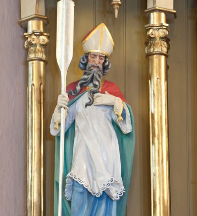 Zdjęcie nr 5: Ołtarz przyścienny, architektoniczny, trójosiowy, jednokondygnacyjny ze zwieńczeniem. Ołtarz skrzyniowy, sarkofagowy, z kamiennym portatylem. Mensa wklęsło-wypukła, z wydzielonym polem, pośrodku którego, ujęte okrągłą ramą płaskorzeźbione, polichromowane gorejące serce. Tabernakulum w formie prostopadłościennej skrzynki, ustawione na niskim cokole, ujęte parą lizen zdobionych cekinami, zamknięte profilowanych gzymsem. Drzwiczki dekorowane płyciną w kształcie stojącego prostokąta, zamkniętego łukiem półkolistym, w polu z płaskorzeźbionym barankiem siedzącym na księdze na zielonym tle, w dolnej części kompozycji srebrne obłoki, w górnej złote promienie. Retabulum ustawione na wysokim cokole, kształtowanym schodkowo, po bokach ujętym małymi spływami wolutowymi. Osie boczne retabulum w formie ażurowych, architektonicznych tempiett, o profilowanych wielobocznych podstawach z pięciobocznym podwieszeniem. Baldachimy, wsparte na parze kolumn, kształtowane są na wzór architektonicznych dachów, z wycięciem arkadkowym u dołu oraz ze zwieńczeniem w formie wielobocznej latarni zakończonej kwiatonem. W niszy po lewej figura św. Wojciecha, a po prawej św. Stanisława. Część środkowa retabulum flankowana parą kolumn wspierających wyłamane pośrodku niepełne belkowanie. W polu obraz rzeźba Najświętsze Serce Jezusa, dookoła dekorowana bujnym ornamentem akantowym. Zwieńczenie w formie owalu ujętego dekoracyjną ramą z obrazem św. Andrzeja Boboli. U szczytu rzeźbiona, uskrzydlona główka aniołka i łaciński krzyż. Polichromia w kolorze jasnobeżowym, detale zielone, profilowania i ornamentyka złocone.