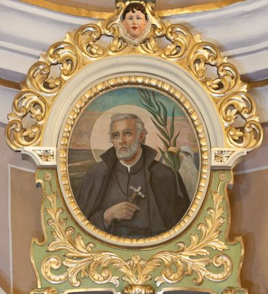 Zdjęcie nr 7: Ołtarz przyścienny, architektoniczny, trójosiowy, jednokondygnacyjny ze zwieńczeniem. Ołtarz skrzyniowy, sarkofagowy, z kamiennym portatylem. Mensa wklęsło-wypukła, z wydzielonym polem, pośrodku którego, ujęte okrągłą ramą płaskorzeźbione, polichromowane gorejące serce. Tabernakulum w formie prostopadłościennej skrzynki, ustawione na niskim cokole, ujęte parą lizen zdobionych cekinami, zamknięte profilowanych gzymsem. Drzwiczki dekorowane płyciną w kształcie stojącego prostokąta, zamkniętego łukiem półkolistym, w polu z płaskorzeźbionym barankiem siedzącym na księdze na zielonym tle, w dolnej części kompozycji srebrne obłoki, w górnej złote promienie. Retabulum ustawione na wysokim cokole, kształtowanym schodkowo, po bokach ujętym małymi spływami wolutowymi. Osie boczne retabulum w formie ażurowych, architektonicznych tempiett, o profilowanych wielobocznych podstawach z pięciobocznym podwieszeniem. Baldachimy, wsparte na parze kolumn, kształtowane są na wzór architektonicznych dachów, z wycięciem arkadkowym u dołu oraz ze zwieńczeniem w formie wielobocznej latarni zakończonej kwiatonem. W niszy po lewej figura św. Wojciecha, a po prawej św. Stanisława. Część środkowa retabulum flankowana parą kolumn wspierających wyłamane pośrodku niepełne belkowanie. W polu obraz rzeźba Najświętsze Serce Jezusa, dookoła dekorowana bujnym ornamentem akantowym. Zwieńczenie w formie owalu ujętego dekoracyjną ramą z obrazem św. Andrzeja Boboli. U szczytu rzeźbiona, uskrzydlona główka aniołka i łaciński krzyż. Polichromia w kolorze jasnobeżowym, detale zielone, profilowania i ornamentyka złocone.