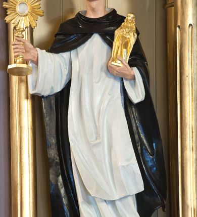 Zdjęcie nr 4: Ołtarz przyścienny, architektoniczny, trójosiowy, jednokondygnacyjny ze zwieńczeniem. Ołtarz skrzyniowy, sarkofagowy, z kamiennym portatylem. Mensa wklęsło-wypukła, z wydzielonym polem, pośrodku którego, ujęte okrągłą ramą płaskorzeźbione, polichromowane gorejące serce. Tabernakulum w formie prostopadłościennej skrzynki, ustawione na niskim cokole, ujęte parą lizen zdobionych cekinami, zamknięte profilowanych gzymsem. Drzwiczki dekorowane płyciną w kształcie stojącego prostokąta, zamkniętego łukiem półkolistym, w polu z płaskorzeźbioną winną latoroślą i kłosami zbóż na zielonym tle. Retabulum ustawione na wysokim cokole, kształtowanym schodkowo. Osie boczne retabulum w formie ażurowych, architektonicznych tempiett, o profilowanych wielobocznych podstawach z pięciobocznym podwieszeniem. Baldachimy, wsparte na parze kolumn, kształtowane są na wzór architektonicznych dachów, z wycięciem arkadkowym u dołu oraz ze zwieńczeniem w formie wielobocznej latarni zakończonej kwiatonem. W niszy po lewej figura św. Jacka, a po prawej św. Kazimierza królewicza. Część środkowa retabulum flankowana parą kolumn wspierających wyłamane pośrodku niepełne belkowanie. W polu obraz Matki Boskiej Nieustającej Pomocy, dookoła dekorowany bujnym ornamentem akantowym i stylizowaną muszlą u góry, po bokach na czerwonym tle zawieszone liczne wota. Zwieńczenie w formie owalu ujętego dekoracyjną ramą z obrazem św. Józefa. U szczytu rzeźbiona, uskrzydlona główka aniołka i łaciński krzyż. Polichromia w kolorze jasnobeżowym, detale zielone, profilowania i ornamentyka złocone.