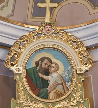 Zdjęcie nr 3: Ołtarz przyścienny, architektoniczny, trójosiowy, jednokondygnacyjny ze zwieńczeniem. Ołtarz skrzyniowy, sarkofagowy, z kamiennym portatylem. Mensa wklęsło-wypukła, z wydzielonym polem, pośrodku którego, ujęte okrągłą ramą płaskorzeźbione, polichromowane gorejące serce. Tabernakulum w formie prostopadłościennej skrzynki, ustawione na niskim cokole, ujęte parą lizen zdobionych cekinami, zamknięte profilowanych gzymsem. Drzwiczki dekorowane płyciną w kształcie stojącego prostokąta, zamkniętego łukiem półkolistym, w polu z płaskorzeźbioną winną latoroślą i kłosami zbóż na zielonym tle. Retabulum ustawione na wysokim cokole, kształtowanym schodkowo. Osie boczne retabulum w formie ażurowych, architektonicznych tempiett, o profilowanych wielobocznych podstawach z pięciobocznym podwieszeniem. Baldachimy, wsparte na parze kolumn, kształtowane są na wzór architektonicznych dachów, z wycięciem arkadkowym u dołu oraz ze zwieńczeniem w formie wielobocznej latarni zakończonej kwiatonem. W niszy po lewej figura św. Jacka, a po prawej św. Kazimierza królewicza. Część środkowa retabulum flankowana parą kolumn wspierających wyłamane pośrodku niepełne belkowanie. W polu obraz Matki Boskiej Nieustającej Pomocy, dookoła dekorowany bujnym ornamentem akantowym i stylizowaną muszlą u góry, po bokach na czerwonym tle zawieszone liczne wota. Zwieńczenie w formie owalu ujętego dekoracyjną ramą z obrazem św. Józefa. U szczytu rzeźbiona, uskrzydlona główka aniołka i łaciński krzyż. Polichromia w kolorze jasnobeżowym, detale zielone, profilowania i ornamentyka złocone.