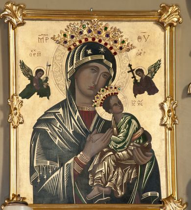 Zdjęcie nr 2: Ołtarz przyścienny, architektoniczny, trójosiowy, jednokondygnacyjny ze zwieńczeniem. Ołtarz skrzyniowy, sarkofagowy, z kamiennym portatylem. Mensa wklęsło-wypukła, z wydzielonym polem, pośrodku którego, ujęte okrągłą ramą płaskorzeźbione, polichromowane gorejące serce. Tabernakulum w formie prostopadłościennej skrzynki, ustawione na niskim cokole, ujęte parą lizen zdobionych cekinami, zamknięte profilowanych gzymsem. Drzwiczki dekorowane płyciną w kształcie stojącego prostokąta, zamkniętego łukiem półkolistym, w polu z płaskorzeźbioną winną latoroślą i kłosami zbóż na zielonym tle. Retabulum ustawione na wysokim cokole, kształtowanym schodkowo. Osie boczne retabulum w formie ażurowych, architektonicznych tempiett, o profilowanych wielobocznych podstawach z pięciobocznym podwieszeniem. Baldachimy, wsparte na parze kolumn, kształtowane są na wzór architektonicznych dachów, z wycięciem arkadkowym u dołu oraz ze zwieńczeniem w formie wielobocznej latarni zakończonej kwiatonem. W niszy po lewej figura św. Jacka, a po prawej św. Kazimierza królewicza. Część środkowa retabulum flankowana parą kolumn wspierających wyłamane pośrodku niepełne belkowanie. W polu obraz Matki Boskiej Nieustającej Pomocy, dookoła dekorowany bujnym ornamentem akantowym i stylizowaną muszlą u góry, po bokach na czerwonym tle zawieszone liczne wota. Zwieńczenie w formie owalu ujętego dekoracyjną ramą z obrazem św. Józefa. U szczytu rzeźbiona, uskrzydlona główka aniołka i łaciński krzyż. Polichromia w kolorze jasnobeżowym, detale zielone, profilowania i ornamentyka złocone.