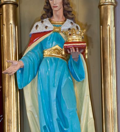 Zdjęcie nr 5: Ołtarz przyścienny, architektoniczny, trójosiowy, jednokondygnacyjny ze zwieńczeniem. Ołtarz skrzyniowy, sarkofagowy, z kamiennym portatylem. Mensa wklęsło-wypukła, z wydzielonym polem, pośrodku którego, ujęte okrągłą ramą płaskorzeźbione, polichromowane gorejące serce. Tabernakulum w formie prostopadłościennej skrzynki, ustawione na niskim cokole, ujęte parą lizen zdobionych cekinami, zamknięte profilowanych gzymsem. Drzwiczki dekorowane płyciną w kształcie stojącego prostokąta, zamkniętego łukiem półkolistym, w polu z płaskorzeźbioną winną latoroślą i kłosami zbóż na zielonym tle. Retabulum ustawione na wysokim cokole, kształtowanym schodkowo. Osie boczne retabulum w formie ażurowych, architektonicznych tempiett, o profilowanych wielobocznych podstawach z pięciobocznym podwieszeniem. Baldachimy, wsparte na parze kolumn, kształtowane są na wzór architektonicznych dachów, z wycięciem arkadkowym u dołu oraz ze zwieńczeniem w formie wielobocznej latarni zakończonej kwiatonem. W niszy po lewej figura św. Jacka, a po prawej św. Kazimierza królewicza. Część środkowa retabulum flankowana parą kolumn wspierających wyłamane pośrodku niepełne belkowanie. W polu obraz Matki Boskiej Nieustającej Pomocy, dookoła dekorowany bujnym ornamentem akantowym i stylizowaną muszlą u góry, po bokach na czerwonym tle zawieszone liczne wota. Zwieńczenie w formie owalu ujętego dekoracyjną ramą z obrazem św. Józefa. U szczytu rzeźbiona, uskrzydlona główka aniołka i łaciński krzyż. Polichromia w kolorze jasnobeżowym, detale zielone, profilowania i ornamentyka złocone.