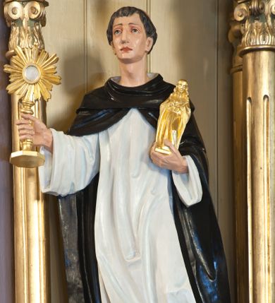 Zdjęcie nr 1: Figura św. Jacka ustawiona na niskim cokole. Święty ukazany w pozycji stojącej, frontalnie, w lekkim kontrapoście, w lewej dłoni trzyma figurkę Matki Boskiej, a w prawej monstrancję. Twarz szeroka o ostrych rysach, dużych i głęboko osadzonych oczach, długim i szerokim nosie, bez zarostu. Włosy krótkie, ciemnobrązowe. Święty jest ubrany w biały habit ze szkaplerzem i czarny płaszcz dominikański. Polichromia w odsłoniętych partiach ciała naturalistyczna, monstrancja i figura Matki Boskiej złocone.