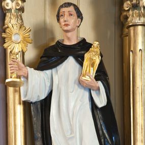 Zdjęcie nr 1: Figura św. Jacka ustawiona na niskim cokole. Święty ukazany w pozycji stojącej, frontalnie, w lekkim kontrapoście, w lewej dłoni trzyma figurkę Matki Boskiej, a w prawej monstrancję. Twarz szeroka o ostrych rysach, dużych i głęboko osadzonych oczach, długim i szerokim nosie, bez zarostu. Włosy krótkie, ciemnobrązowe. Święty jest ubrany w biały habit ze szkaplerzem i czarny płaszcz dominikański. Polichromia w odsłoniętych partiach ciała naturalistyczna, monstrancja i figura Matki Boskiej złocone.