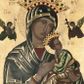 Zdjęcie nr 1: Obraz w kształcie stojącego prostokąta z przedstawieniem Matki Boskiej Nieustającej Pomocy. Maria ukazana w półpostaci, frontalnie z Dzieciątkiem Jezus na lewym ręku. Dzieciątko widoczne z lewego profilu, z głową zwróconą silnie w lewo, oburącz ujmuje dłoń Marii. Owalne twarze postaci charakteryzują linearnie opracowane rysy z długimi i wąskimi nosami oraz drobnymi ustami. Oczy Marii mają migdałowy kształt, a wzrok skierowany jest na wprost. Matka Boska ubrana jest w czerwoną suknię z długimi rękawami ze złotymi obszyciami oraz zielony płaszcz nałożony na głowę. Dzieciątko ubrane jest w zieloną sukienkę i czerwony płaszcz, z jego stopy zsuwa się sandał. Jezus spogląda w kierunku niewielkiej sylwetki jednego z dwóch aniołów znajdujących się po bokach głowy Marii, trzymających w dłoniach narzędzia Męki Pańskiej. Na głowach Marii i Dzieciątka znajdują się blaszane, ażurowe korony z aplikowanymi sztucznymi kamieniami, natomiast wokół głów ryte nimby: Matki Boskiej dekorowany bogatą wicią floralną, a u Dzieciątka nimb krzyżowy. Tło złocone. Obraz ujęty jest prostokątną ramą zdobioną płaskorzeźbionymi liśćmi akantu.
