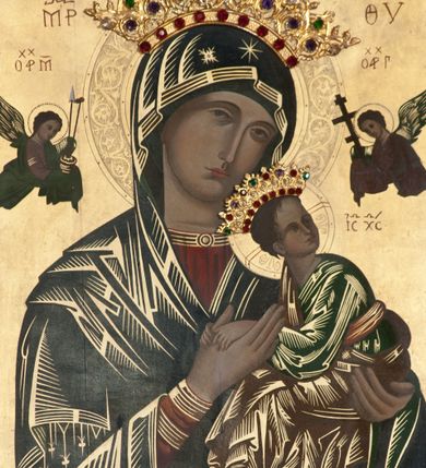 Zdjęcie nr 1: Obraz w kształcie stojącego prostokąta z przedstawieniem Matki Boskiej Nieustającej Pomocy. Maria ukazana w półpostaci, frontalnie z Dzieciątkiem Jezus na lewym ręku. Dzieciątko widoczne z lewego profilu, z głową zwróconą silnie w lewo, oburącz ujmuje dłoń Marii. Owalne twarze postaci charakteryzują linearnie opracowane rysy z długimi i wąskimi nosami oraz drobnymi ustami. Oczy Marii mają migdałowy kształt, a wzrok skierowany jest na wprost. Matka Boska ubrana jest w czerwoną suknię z długimi rękawami ze złotymi obszyciami oraz zielony płaszcz nałożony na głowę. Dzieciątko ubrane jest w zieloną sukienkę i czerwony płaszcz, z jego stopy zsuwa się sandał. Jezus spogląda w kierunku niewielkiej sylwetki jednego z dwóch aniołów znajdujących się po bokach głowy Marii, trzymających w dłoniach narzędzia Męki Pańskiej. Na głowach Marii i Dzieciątka znajdują się blaszane, ażurowe korony z aplikowanymi sztucznymi kamieniami, natomiast wokół głów ryte nimby: Matki Boskiej dekorowany bogatą wicią floralną, a u Dzieciątka nimb krzyżowy. Tło złocone. Obraz ujęty jest prostokątną ramą zdobioną płaskorzeźbionymi liśćmi akantu.
