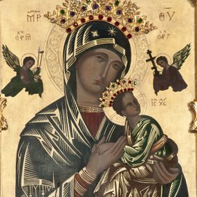 Zdjęcie nr 1: Obraz w kształcie stojącego prostokąta z przedstawieniem Matki Boskiej Nieustającej Pomocy. Maria ukazana w półpostaci, frontalnie z Dzieciątkiem Jezus na lewym ręku. Dzieciątko widoczne z lewego profilu, z głową zwróconą silnie w lewo, oburącz ujmuje dłoń Marii. Owalne twarze postaci charakteryzują linearnie opracowane rysy z długimi i wąskimi nosami oraz drobnymi ustami. Oczy Marii mają migdałowy kształt, a wzrok skierowany jest na wprost. Matka Boska ubrana jest w czerwoną suknię z długimi rękawami ze złotymi obszyciami oraz zielony płaszcz nałożony na głowę. Dzieciątko ubrane jest w zieloną sukienkę i czerwony płaszcz, z jego stopy zsuwa się sandał. Jezus spogląda w kierunku niewielkiej sylwetki jednego z dwóch aniołów znajdujących się po bokach głowy Marii, trzymających w dłoniach narzędzia Męki Pańskiej. Na głowach Marii i Dzieciątka znajdują się blaszane, ażurowe korony z aplikowanymi sztucznymi kamieniami, natomiast wokół głów ryte nimby: Matki Boskiej dekorowany bogatą wicią floralną, a u Dzieciątka nimb krzyżowy. Tło złocone. Obraz ujęty jest prostokątną ramą zdobioną płaskorzeźbionymi liśćmi akantu.
