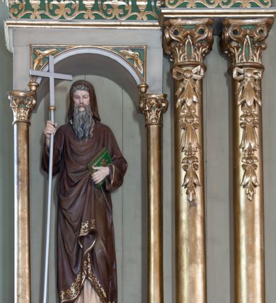 Zdjęcie nr 9: Nastawa ołtarzowa architektoniczna, trójosiowa, jednokondygnacyjna z predellą, ze zwieńczeniem, na cokole. Cokół dekorowany płycinami z arkadami, w których znajdują się biforia. Mensa kamienna z portatylem. Antepedium z płaskorzeźbioną sceną Ostatniej Wieczerzy w niszy ujętej arkadkami. Scena flankowana dwiema płycinami z ornamentem roślinnym, ujęta kolumnami w ściętych narożach. Tabernakulum trójosiowe w formie prostopadłościennej skrzynki z tronem wystawienia, rozbudowanym architektonicznie, ustawionym na niskim cokole dekorowanym arkadowaniem. Pośrodku tron wystawienia flankowany odwróconą parą odrzwi z figurami aniołów, z monogramem IHS w polu na białym tle, zamknięty trójkątnym przyczółkiem, na szczycie kopuła wsparta na wąskich kolumienkach zwieńczona krzyżykiem. W osiach bocznych arkady z figurami klęczących aniołów, zamknięte zwieńczeniem analogicznym jak w osi środkowej. Predella w formie arkadek z płaskorzeźbionymi scenami, od lewej: Narodzenie Chrystusa, Nauczanie w świątyni, Chrystus wśród dzieci i Zmartwychwstanie. Arkady predelli dekorowane krenelażem, w przyłuczach zdobione ornamentem roślinnym. Oś środkowa nastawy ołtarzowej ujęta dwiema parami kolumn dźwigającymi fryz i gzyms, na których opiera się półokrągły łuk flankowany przez dwie nisze z płaskorzeźbami aniołów. W polu środkowym obraz Przemienienie Pańskie. Trzony kolumn zdobione festonami. Osie boczne niższe, w formie arkad opartych na kolumnach, w których znajdują się figury po lewej św. Cyryla, a po prawej św. Metodego. Arkady dźwigają gzyms, na którym stoją figury, po lewej św. Agnieszki, a po prawej św. Elżbiety Węgierskiej. Zwieńczenie w formie medalionu z płaskorzeźbą Boga Ojca wśród obłoków z gołębicą Ducha Świętego. Całość obwiedziona astwerkiem. We fryzie ornament roślinno-geometryczny. Łuk pola obrazowego dekorowany palmetami, w przyłuczach ornament roślinny. Struktura polichromowana na kolor beżowy, detale na kolor jasnoszary i zielony, ornamentyka i detale złocone. 
