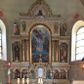 Zdjęcie nr 1: Nastawa ołtarzowa architektoniczna, trójosiowa, jednokondygnacyjna z predellą, ze zwieńczeniem, na cokole. Cokół dekorowany płycinami z arkadami, w których znajdują się biforia. Mensa kamienna z portatylem. Antepedium z płaskorzeźbioną sceną Ostatniej Wieczerzy w niszy ujętej arkadkami. Scena flankowana dwiema płycinami z ornamentem roślinnym, ujęta kolumnami w ściętych narożach. Tabernakulum trójosiowe w formie prostopadłościennej skrzynki z tronem wystawienia, rozbudowanym architektonicznie, ustawionym na niskim cokole dekorowanym arkadowaniem. Pośrodku tron wystawienia flankowany odwróconą parą odrzwi z figurami aniołów, z monogramem IHS w polu na białym tle, zamknięty trójkątnym przyczółkiem, na szczycie kopuła wsparta na wąskich kolumienkach zwieńczona krzyżykiem. W osiach bocznych arkady z figurami klęczących aniołów, zamknięte zwieńczeniem analogicznym jak w osi środkowej. Predella w formie arkadek z płaskorzeźbionymi scenami, od lewej: Narodzenie Chrystusa, Nauczanie w świątyni, Chrystus wśród dzieci i Zmartwychwstanie. Arkady predelli dekorowane krenelażem, w przyłuczach zdobione ornamentem roślinnym. Oś środkowa nastawy ołtarzowej ujęta dwiema parami kolumn dźwigającymi fryz i gzyms, na których opiera się półokrągły łuk flankowany przez dwie nisze z płaskorzeźbami aniołów. W polu środkowym obraz Przemienienie Pańskie. Trzony kolumn zdobione festonami. Osie boczne niższe, w formie arkad opartych na kolumnach, w których znajdują się figury po lewej św. Cyryla, a po prawej św. Metodego. Arkady dźwigają gzyms, na którym stoją figury, po lewej św. Agnieszki, a po prawej św. Elżbiety Węgierskiej. Zwieńczenie w formie medalionu z płaskorzeźbą Boga Ojca wśród obłoków z gołębicą Ducha Świętego. Całość obwiedziona astwerkiem. We fryzie ornament roślinno-geometryczny. Łuk pola obrazowego dekorowany palmetami, w przyłuczach ornament roślinny. Struktura polichromowana na kolor beżowy, detale na kolor jasnoszary i zielony, ornamentyka i detale złocone. 
