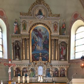 Zdjęcie nr 1: Nastawa ołtarzowa architektoniczna, trójosiowa, jednokondygnacyjna z predellą, ze zwieńczeniem, na cokole. Cokół dekorowany płycinami z arkadami, w których znajdują się biforia. Mensa kamienna z portatylem. Antepedium z płaskorzeźbioną sceną Ostatniej Wieczerzy w niszy ujętej arkadkami. Scena flankowana dwiema płycinami z ornamentem roślinnym, ujęta kolumnami w ściętych narożach. Tabernakulum trójosiowe w formie prostopadłościennej skrzynki z tronem wystawienia, rozbudowanym architektonicznie, ustawionym na niskim cokole dekorowanym arkadowaniem. Pośrodku tron wystawienia flankowany odwróconą parą odrzwi z figurami aniołów, z monogramem IHS w polu na białym tle, zamknięty trójkątnym przyczółkiem, na szczycie kopuła wsparta na wąskich kolumienkach zwieńczona krzyżykiem. W osiach bocznych arkady z figurami klęczących aniołów, zamknięte zwieńczeniem analogicznym jak w osi środkowej. Predella w formie arkadek z płaskorzeźbionymi scenami, od lewej: Narodzenie Chrystusa, Nauczanie w świątyni, Chrystus wśród dzieci i Zmartwychwstanie. Arkady predelli dekorowane krenelażem, w przyłuczach zdobione ornamentem roślinnym. Oś środkowa nastawy ołtarzowej ujęta dwiema parami kolumn dźwigającymi fryz i gzyms, na których opiera się półokrągły łuk flankowany przez dwie nisze z płaskorzeźbami aniołów. W polu środkowym obraz Przemienienie Pańskie. Trzony kolumn zdobione festonami. Osie boczne niższe, w formie arkad opartych na kolumnach, w których znajdują się figury po lewej św. Cyryla, a po prawej św. Metodego. Arkady dźwigają gzyms, na którym stoją figury, po lewej św. Agnieszki, a po prawej św. Elżbiety Węgierskiej. Zwieńczenie w formie medalionu z płaskorzeźbą Boga Ojca wśród obłoków z gołębicą Ducha Świętego. Całość obwiedziona astwerkiem. We fryzie ornament roślinno-geometryczny. Łuk pola obrazowego dekorowany palmetami, w przyłuczach ornament roślinny. Struktura polichromowana na kolor beżowy, detale na kolor jasnoszary i zielony, ornamentyka i detale złocone. 
