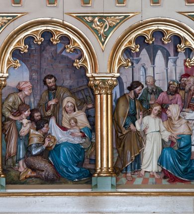 Zdjęcie nr 7: Nastawa ołtarzowa architektoniczna, trójosiowa, jednokondygnacyjna z predellą, ze zwieńczeniem, na cokole. Cokół dekorowany płycinami z arkadami, w których znajdują się biforia. Mensa kamienna z portatylem. Antepedium z płaskorzeźbioną sceną Ostatniej Wieczerzy w niszy ujętej arkadkami. Scena flankowana dwiema płycinami z ornamentem roślinnym, ujęta kolumnami w ściętych narożach. Tabernakulum trójosiowe w formie prostopadłościennej skrzynki z tronem wystawienia, rozbudowanym architektonicznie, ustawionym na niskim cokole dekorowanym arkadowaniem. Pośrodku tron wystawienia flankowany odwróconą parą odrzwi z figurami aniołów, z monogramem IHS w polu na białym tle, zamknięty trójkątnym przyczółkiem, na szczycie kopuła wsparta na wąskich kolumienkach zwieńczona krzyżykiem. W osiach bocznych arkady z figurami klęczących aniołów, zamknięte zwieńczeniem analogicznym jak w osi środkowej. Predella w formie arkadek z płaskorzeźbionymi scenami, od lewej: Narodzenie Chrystusa, Nauczanie w świątyni, Chrystus wśród dzieci i Zmartwychwstanie. Arkady predelli dekorowane krenelażem, w przyłuczach zdobione ornamentem roślinnym. Oś środkowa nastawy ołtarzowej ujęta dwiema parami kolumn dźwigającymi fryz i gzyms, na których opiera się półokrągły łuk flankowany przez dwie nisze z płaskorzeźbami aniołów. W polu środkowym obraz Przemienienie Pańskie. Trzony kolumn zdobione festonami. Osie boczne niższe, w formie arkad opartych na kolumnach, w których znajdują się figury po lewej św. Cyryla, a po prawej św. Metodego. Arkady dźwigają gzyms, na którym stoją figury, po lewej św. Agnieszki, a po prawej św. Elżbiety Węgierskiej. Zwieńczenie w formie medalionu z płaskorzeźbą Boga Ojca wśród obłoków z gołębicą Ducha Świętego. Całość obwiedziona astwerkiem. We fryzie ornament roślinno-geometryczny. Łuk pola obrazowego dekorowany palmetami, w przyłuczach ornament roślinny. Struktura polichromowana na kolor beżowy, detale na kolor jasnoszary i zielony, ornamentyka i detale złocone. 
