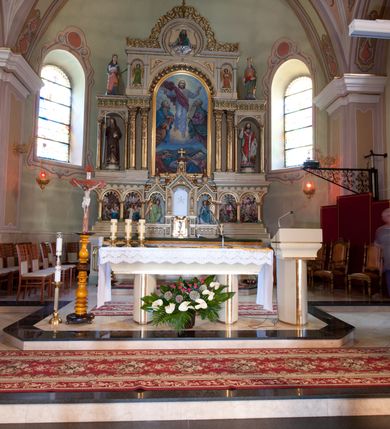 Zdjęcie nr 2: Nastawa ołtarzowa architektoniczna, trójosiowa, jednokondygnacyjna z predellą, ze zwieńczeniem, na cokole. Cokół dekorowany płycinami z arkadami, w których znajdują się biforia. Mensa kamienna z portatylem. Antepedium z płaskorzeźbioną sceną Ostatniej Wieczerzy w niszy ujętej arkadkami. Scena flankowana dwiema płycinami z ornamentem roślinnym, ujęta kolumnami w ściętych narożach. Tabernakulum trójosiowe w formie prostopadłościennej skrzynki z tronem wystawienia, rozbudowanym architektonicznie, ustawionym na niskim cokole dekorowanym arkadowaniem. Pośrodku tron wystawienia flankowany odwróconą parą odrzwi z figurami aniołów, z monogramem IHS w polu na białym tle, zamknięty trójkątnym przyczółkiem, na szczycie kopuła wsparta na wąskich kolumienkach zwieńczona krzyżykiem. W osiach bocznych arkady z figurami klęczących aniołów, zamknięte zwieńczeniem analogicznym jak w osi środkowej. Predella w formie arkadek z płaskorzeźbionymi scenami, od lewej: Narodzenie Chrystusa, Nauczanie w świątyni, Chrystus wśród dzieci i Zmartwychwstanie. Arkady predelli dekorowane krenelażem, w przyłuczach zdobione ornamentem roślinnym. Oś środkowa nastawy ołtarzowej ujęta dwiema parami kolumn dźwigającymi fryz i gzyms, na których opiera się półokrągły łuk flankowany przez dwie nisze z płaskorzeźbami aniołów. W polu środkowym obraz Przemienienie Pańskie. Trzony kolumn zdobione festonami. Osie boczne niższe, w formie arkad opartych na kolumnach, w których znajdują się figury po lewej św. Cyryla, a po prawej św. Metodego. Arkady dźwigają gzyms, na którym stoją figury, po lewej św. Agnieszki, a po prawej św. Elżbiety Węgierskiej. Zwieńczenie w formie medalionu z płaskorzeźbą Boga Ojca wśród obłoków z gołębicą Ducha Świętego. Całość obwiedziona astwerkiem. We fryzie ornament roślinno-geometryczny. Łuk pola obrazowego dekorowany palmetami, w przyłuczach ornament roślinny. Struktura polichromowana na kolor beżowy, detale na kolor jasnoszary i zielony, ornamentyka i detale złocone. 
