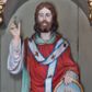 Zdjęcie nr 1: Rzeźba pełnoplastyczna przedstawiająca św. Metodego ustawiona na niskim cokole. Figura ustawiona frontalnie, w lewej ręce trzyma ikonę, prawą unosi w geście oratorskim. Twarz pociągła, okolona krótką brodą, oczy skierowane na wprost. Włosy brązowe, sięgające do ramion, z przedziałkiem pośrodku. Święty jest ubrany w białą albę, u spodu dekorowaną malowanym ornamentem roślinnym, czerwony ornat z zieloną podszewką na brzegu, dekorowany wicią roślinną oraz omoforion. Ikona w kształcie stojącego prostokąta, zamkniętego łukiem półkolistym z przedstawieniem Sądu Ostatecznego. Pośrodku Michał Archanioł z mieczem i wagą w rękach, powyżej Bóg Ojciec adorowany przez Abrahama i Mojżesza, a w dolnej części piekło i zmierzające do niego dusze. Polichromia w odsłoniętych partiach ciała naturalistyczna. 

