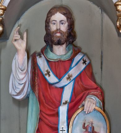 Zdjęcie nr 1: Rzeźba pełnoplastyczna przedstawiająca św. Metodego ustawiona na niskim cokole. Figura ustawiona frontalnie, w lewej ręce trzyma ikonę, prawą unosi w geście oratorskim. Twarz pociągła, okolona krótką brodą, oczy skierowane na wprost. Włosy brązowe, sięgające do ramion, z przedziałkiem pośrodku. Święty jest ubrany w białą albę, u spodu dekorowaną malowanym ornamentem roślinnym, czerwony ornat z zieloną podszewką na brzegu, dekorowany wicią roślinną oraz omoforion. Ikona w kształcie stojącego prostokąta, zamkniętego łukiem półkolistym z przedstawieniem Sądu Ostatecznego. Pośrodku Michał Archanioł z mieczem i wagą w rękach, powyżej Bóg Ojciec adorowany przez Abrahama i Mojżesza, a w dolnej części piekło i zmierzające do niego dusze. Polichromia w odsłoniętych partiach ciała naturalistyczna. 

