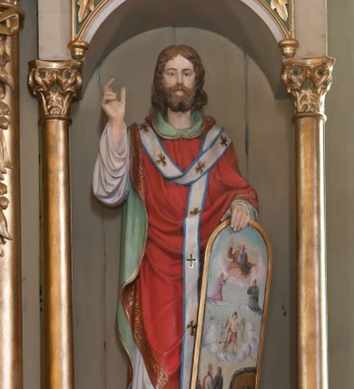 Zdjęcie nr 2: Rzeźba pełnoplastyczna przedstawiająca św. Metodego ustawiona na niskim cokole. Figura ustawiona frontalnie, w lewej ręce trzyma ikonę, prawą unosi w geście oratorskim. Twarz pociągła, okolona krótką brodą, oczy skierowane na wprost. Włosy brązowe, sięgające do ramion, z przedziałkiem pośrodku. Święty jest ubrany w białą albę, u spodu dekorowaną malowanym ornamentem roślinnym, czerwony ornat z zieloną podszewką na brzegu, dekorowany wicią roślinną oraz omoforion. Ikona w kształcie stojącego prostokąta, zamkniętego łukiem półkolistym z przedstawieniem Sądu Ostatecznego. Pośrodku Michał Archanioł z mieczem i wagą w rękach, powyżej Bóg Ojciec adorowany przez Abrahama i Mojżesza, a w dolnej części piekło i zmierzające do niego dusze. Polichromia w odsłoniętych partiach ciała naturalistyczna. 

