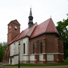 Zdjęcie nr 1: Kościół orientowany, murowany z cegły i kamienia, jednonawowy, na rzucie wydłużonego prostokąta z prezbiterium zamkniętym trójbocznie, wieżą na osi, zakrystią przy północnej ścianie prezbiterium, kruchtą przy południowej ścianie nawy i kaplicą od północy. Nawa pięcioprzęsłowa, ściany gładkie, sklepienie kolebkowe z lunetami, gurt między drugim, a trzecim przęsłem, pięć okien po stronie południowej, po północnej blendy odpowiadające wielkością i kształtem przeciwległym otworom okiennym. Prezbiterium oddzielone ścianą tęczową przeprutą łukiem o kształcie lekko zaostrzonym, dwuprzęsłowe, o sklepieniu krzyżowym, z dwoma ostrołukowymi oknami w ścianie południowej; zakrystia o sklepieniu sieciowym/gwiaździstym. Od zachodu chór wsparty arkadami z łukami o profilu lekko zaostrzonym, z balustradą zdobioną motywem rombu wypełnionego czworoliściem. Pod chórem skarbiec. Wejście główne od zachodu, boczne od południa z kruchtą (w nim kamienny portal z 1673 roku), kolejne od zakrystii, między zakrystią, a prezbiterium gotycki ostrołukowy portal z żelaznymi drzwiami z kratownicą rombową. 
Fasada wieżowa, z wejściem na osi po czterech stopniach. Przedsionek zwieńczony trójkątnym przyczółkiem z zatkniętym na szczycie krzyżem łacińskim. Drzwi zamknięte półkoliście, ponad nimi płaskorzeźba z przedstawieniem głowy Chrystusa otoczonej winną latoroślą. 
Wieża trójkondygnacyjna, zwieńczona trójkątnym przyczółkiem; w dolnej kondygnacji okulus, w środkowej okno zamknięte półkoliście, w ostatniej zegar w niszy powtarzającej kształt okna poniżej. 
Bryła rozczłonkowana; całość budynku obiega cokół, fragmentami kamienny, elewacje boczne oraz prezbiterium wsparte przyporami. Trzy przęsła nawy głównej otynkowane, reszta z cegły. Dachy dwuspadowe, nad pierwszymi dwoma przęsłami nawy niższy niż nad pozostałymi. Nad czwartym przęsłem nawy wieloboczna wieżyczka na sygnaturkę przepruta arkadami, przykryta dachem ostrosłupowym zakończonym kulą z krzyżem łacińskim.  
Do najcenniejszego wyposażenia kościoła należą: ołtarz główny z obrazem Ukrzyżowanego Chrystusa pędzla Jana Triciusa oraz słynący cudami obraz Matki Boskiej w ołtarzu bocznym. 
