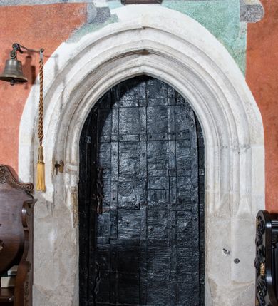 Zdjęcie nr 6: Kościół orientowany, murowany z cegły i kamienia, jednonawowy, na rzucie wydłużonego prostokąta z prezbiterium zamkniętym trójbocznie, wieżą na osi, zakrystią przy północnej ścianie prezbiterium, kruchtą przy południowej ścianie nawy i kaplicą od północy. Nawa pięcioprzęsłowa, ściany gładkie, sklepienie kolebkowe z lunetami, gurt między drugim, a trzecim przęsłem, pięć okien po stronie południowej, po północnej blendy odpowiadające wielkością i kształtem przeciwległym otworom okiennym. Prezbiterium oddzielone ścianą tęczową przeprutą łukiem o kształcie lekko zaostrzonym, dwuprzęsłowe, o sklepieniu krzyżowym, z dwoma ostrołukowymi oknami w ścianie południowej; zakrystia o sklepieniu sieciowym/gwiaździstym. Od zachodu chór wsparty arkadami z łukami o profilu lekko zaostrzonym, z balustradą zdobioną motywem rombu wypełnionego czworoliściem. Pod chórem skarbiec. Wejście główne od zachodu, boczne od południa z kruchtą (w nim kamienny portal z 1673 roku), kolejne od zakrystii, między zakrystią, a prezbiterium gotycki ostrołukowy portal z żelaznymi drzwiami z kratownicą rombową. 
Fasada wieżowa, z wejściem na osi po czterech stopniach. Przedsionek zwieńczony trójkątnym przyczółkiem z zatkniętym na szczycie krzyżem łacińskim. Drzwi zamknięte półkoliście, ponad nimi płaskorzeźba z przedstawieniem głowy Chrystusa otoczonej winną latoroślą. 
Wieża trójkondygnacyjna, zwieńczona trójkątnym przyczółkiem; w dolnej kondygnacji okulus, w środkowej okno zamknięte półkoliście, w ostatniej zegar w niszy powtarzającej kształt okna poniżej. 
Bryła rozczłonkowana; całość budynku obiega cokół, fragmentami kamienny, elewacje boczne oraz prezbiterium wsparte przyporami. Trzy przęsła nawy głównej otynkowane, reszta z cegły. Dachy dwuspadowe, nad pierwszymi dwoma przęsłami nawy niższy niż nad pozostałymi. Nad czwartym przęsłem nawy wieloboczna wieżyczka na sygnaturkę przepruta arkadami, przykryta dachem ostrosłupowym zakończonym kulą z krzyżem łacińskim.  
Do najcenniejszego wyposażenia kościoła należą: ołtarz główny z obrazem Ukrzyżowanego Chrystusa pędzla Jana Triciusa oraz słynący cudami obraz Matki Boskiej w ołtarzu bocznym. 
