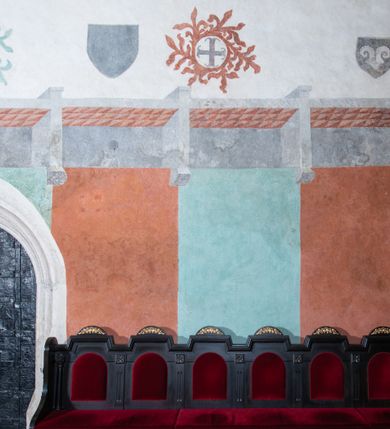 Zdjęcie nr 7: Kościół orientowany, murowany z cegły i kamienia, jednonawowy, na rzucie wydłużonego prostokąta z prezbiterium zamkniętym trójbocznie, wieżą na osi, zakrystią przy północnej ścianie prezbiterium, kruchtą przy południowej ścianie nawy i kaplicą od północy. Nawa pięcioprzęsłowa, ściany gładkie, sklepienie kolebkowe z lunetami, gurt między drugim, a trzecim przęsłem, pięć okien po stronie południowej, po północnej blendy odpowiadające wielkością i kształtem przeciwległym otworom okiennym. Prezbiterium oddzielone ścianą tęczową przeprutą łukiem o kształcie lekko zaostrzonym, dwuprzęsłowe, o sklepieniu krzyżowym, z dwoma ostrołukowymi oknami w ścianie południowej; zakrystia o sklepieniu sieciowym/gwiaździstym. Od zachodu chór wsparty arkadami z łukami o profilu lekko zaostrzonym, z balustradą zdobioną motywem rombu wypełnionego czworoliściem. Pod chórem skarbiec. Wejście główne od zachodu, boczne od południa z kruchtą (w nim kamienny portal z 1673 roku), kolejne od zakrystii, między zakrystią, a prezbiterium gotycki ostrołukowy portal z żelaznymi drzwiami z kratownicą rombową. 
Fasada wieżowa, z wejściem na osi po czterech stopniach. Przedsionek zwieńczony trójkątnym przyczółkiem z zatkniętym na szczycie krzyżem łacińskim. Drzwi zamknięte półkoliście, ponad nimi płaskorzeźba z przedstawieniem głowy Chrystusa otoczonej winną latoroślą. 
Wieża trójkondygnacyjna, zwieńczona trójkątnym przyczółkiem; w dolnej kondygnacji okulus, w środkowej okno zamknięte półkoliście, w ostatniej zegar w niszy powtarzającej kształt okna poniżej. 
Bryła rozczłonkowana; całość budynku obiega cokół, fragmentami kamienny, elewacje boczne oraz prezbiterium wsparte przyporami. Trzy przęsła nawy głównej otynkowane, reszta z cegły. Dachy dwuspadowe, nad pierwszymi dwoma przęsłami nawy niższy niż nad pozostałymi. Nad czwartym przęsłem nawy wieloboczna wieżyczka na sygnaturkę przepruta arkadami, przykryta dachem ostrosłupowym zakończonym kulą z krzyżem łacińskim.  
Do najcenniejszego wyposażenia kościoła należą: ołtarz główny z obrazem Ukrzyżowanego Chrystusa pędzla Jana Triciusa oraz słynący cudami obraz Matki Boskiej w ołtarzu bocznym. 
