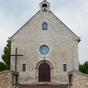 Zdjęcie nr 1: Kościół Najświętszej Marii Panny Królowej jest zlokalizowany w centrum Będkowic, na zachód od głównej drogi. Teren przykościelny jest otoczony wysokim murem posadowionym na kamiennej podmurówce oraz słupkach z nieregularnych ciosów kamienia i z żeliwnym płotem. W części wschodniej muru zlokalizowana jest szeroka brama, do której prowadzą schody, druga brama usytuowana jest nieco z prawej strony, również od wschodu.

Kościół jest skierowany na zachód, murowany, jednonawowy na rzucie prostokąta z prezbiterium zamkniętym półkoliście. Wnętrze tworzy szeroka nawa nakryta stropem oraz węższe i krótkie prezbiterium. Od północy przylega niewielka zakrystia na planie prostokąta z oknem od południa. Wejście do zakrystii zaznaczone jest drewnianym portalem. Na wschodniej ścianie nawy chór muzyczny, wsparty na dwóch słupach, dostępny klatką schodową od nawy. 

Nawę oświetlają dwa duże, rozglifione, prostokątne i zamknięte półkoliście okna umieszczone w południowej oraz północnej ścianie, a także dwa mniejsze okna ulokowane pod chórem zamknięte łukami odcinkowymi. Po bokach prezbiterium są dwa okrągłe okna. Wszystkie otwory okienne w nawie i prezbiterium wypełnione są witrażami lub ozdobnymi przeszkleniami. Do kościoła prowadzi główne wejście od strony wschodniej oraz jedno mniejsze od zakrystii.

Wygląd zewnętrznej elewacji kościoła jest skromny. Prezbiterium niższe od nawy, nad środkiem nawy wznosi się wieżyczka na sygnaturkę z latarnią, nakryta iglicą. Fasada prosta, w dolnej części wejście główne do świątyni, prostokątne, zamknięte łukiem półkolistym, powyżej okrągłe okno, a po bokach dwa mniejsze, prostokątne, zamknięte łukiem odcinkowym. W zwieńczeniu prostokątna, przeszklona, zamknięte półkoliście wnęka z figurą Chrystusa Frasobliwego, a na szczycie prosta aedikula z prześwitem, w której zawieszony jest mały dzwon. U góry łaciński krzyż na cokole. Otwory okienne i drzwiowe zdobione są kamienną okładziną. Świątynia nakryta jest dachem dwuspadowym.

