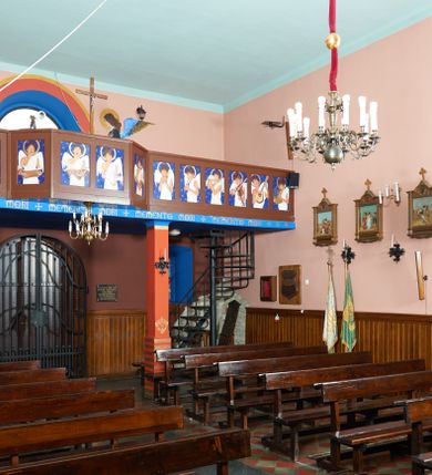 Zdjęcie nr 12: Kościół Najświętszej Marii Panny Królowej jest zlokalizowany w centrum Będkowic, na zachód od głównej drogi. Teren przykościelny jest otoczony wysokim murem posadowionym na kamiennej podmurówce oraz słupkach z nieregularnych ciosów kamienia i z żeliwnym płotem. W części wschodniej muru zlokalizowana jest szeroka brama, do której prowadzą schody, druga brama usytuowana jest nieco z prawej strony, również od wschodu.

Kościół jest skierowany na zachód, murowany, jednonawowy na rzucie prostokąta z prezbiterium zamkniętym półkoliście. Wnętrze tworzy szeroka nawa nakryta stropem oraz węższe i krótkie prezbiterium. Od północy przylega niewielka zakrystia na planie prostokąta z oknem od południa. Wejście do zakrystii zaznaczone jest drewnianym portalem. Na wschodniej ścianie nawy chór muzyczny, wsparty na dwóch słupach, dostępny klatką schodową od nawy. 

Nawę oświetlają dwa duże, rozglifione, prostokątne i zamknięte półkoliście okna umieszczone w południowej oraz północnej ścianie, a także dwa mniejsze okna ulokowane pod chórem zamknięte łukami odcinkowymi. Po bokach prezbiterium są dwa okrągłe okna. Wszystkie otwory okienne w nawie i prezbiterium wypełnione są witrażami lub ozdobnymi przeszkleniami. Do kościoła prowadzi główne wejście od strony wschodniej oraz jedno mniejsze od zakrystii.

Wygląd zewnętrznej elewacji kościoła jest skromny. Prezbiterium niższe od nawy, nad środkiem nawy wznosi się wieżyczka na sygnaturkę z latarnią, nakryta iglicą. Fasada prosta, w dolnej części wejście główne do świątyni, prostokątne, zamknięte łukiem półkolistym, powyżej okrągłe okno, a po bokach dwa mniejsze, prostokątne, zamknięte łukiem odcinkowym. W zwieńczeniu prostokątna, przeszklona, zamknięte półkoliście wnęka z figurą Chrystusa Frasobliwego, a na szczycie prosta aedikula z prześwitem, w której zawieszony jest mały dzwon. U góry łaciński krzyż na cokole. Otwory okienne i drzwiowe zdobione są kamienną okładziną. Świątynia nakryta jest dachem dwuspadowym.

