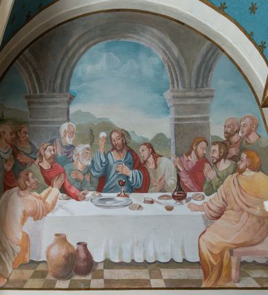 Zdjęcie nr 5: Kościół Najświętszej Marii Panny Królowej jest zlokalizowany w centrum Będkowic, na zachód od głównej drogi. Teren przykościelny jest otoczony wysokim murem posadowionym na kamiennej podmurówce oraz słupkach z nieregularnych ciosów kamienia i z żeliwnym płotem. W części wschodniej muru zlokalizowana jest szeroka brama, do której prowadzą schody, druga brama usytuowana jest nieco z prawej strony, również od wschodu.

Kościół jest skierowany na zachód, murowany, jednonawowy na rzucie prostokąta z prezbiterium zamkniętym półkoliście. Wnętrze tworzy szeroka nawa nakryta stropem oraz węższe i krótkie prezbiterium. Od północy przylega niewielka zakrystia na planie prostokąta z oknem od południa. Wejście do zakrystii zaznaczone jest drewnianym portalem. Na wschodniej ścianie nawy chór muzyczny, wsparty na dwóch słupach, dostępny klatką schodową od nawy. 

Nawę oświetlają dwa duże, rozglifione, prostokątne i zamknięte półkoliście okna umieszczone w południowej oraz północnej ścianie, a także dwa mniejsze okna ulokowane pod chórem zamknięte łukami odcinkowymi. Po bokach prezbiterium są dwa okrągłe okna. Wszystkie otwory okienne w nawie i prezbiterium wypełnione są witrażami lub ozdobnymi przeszkleniami. Do kościoła prowadzi główne wejście od strony wschodniej oraz jedno mniejsze od zakrystii.

Wygląd zewnętrznej elewacji kościoła jest skromny. Prezbiterium niższe od nawy, nad środkiem nawy wznosi się wieżyczka na sygnaturkę z latarnią, nakryta iglicą. Fasada prosta, w dolnej części wejście główne do świątyni, prostokątne, zamknięte łukiem półkolistym, powyżej okrągłe okno, a po bokach dwa mniejsze, prostokątne, zamknięte łukiem odcinkowym. W zwieńczeniu prostokątna, przeszklona, zamknięte półkoliście wnęka z figurą Chrystusa Frasobliwego, a na szczycie prosta aedikula z prześwitem, w której zawieszony jest mały dzwon. U góry łaciński krzyż na cokole. Otwory okienne i drzwiowe zdobione są kamienną okładziną. Świątynia nakryta jest dachem dwuspadowym.

