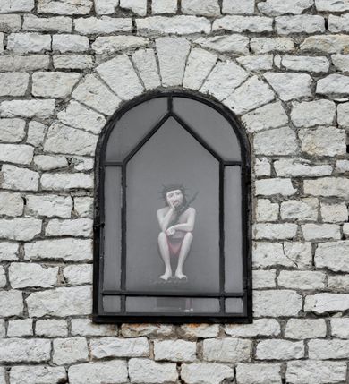 Zdjęcie nr 9: Kościół Najświętszej Marii Panny Królowej jest zlokalizowany w centrum Będkowic, na zachód od głównej drogi. Teren przykościelny jest otoczony wysokim murem posadowionym na kamiennej podmurówce oraz słupkach z nieregularnych ciosów kamienia i z żeliwnym płotem. W części wschodniej muru zlokalizowana jest szeroka brama, do której prowadzą schody, druga brama usytuowana jest nieco z prawej strony, również od wschodu.

Kościół jest skierowany na zachód, murowany, jednonawowy na rzucie prostokąta z prezbiterium zamkniętym półkoliście. Wnętrze tworzy szeroka nawa nakryta stropem oraz węższe i krótkie prezbiterium. Od północy przylega niewielka zakrystia na planie prostokąta z oknem od południa. Wejście do zakrystii zaznaczone jest drewnianym portalem. Na wschodniej ścianie nawy chór muzyczny, wsparty na dwóch słupach, dostępny klatką schodową od nawy. 

Nawę oświetlają dwa duże, rozglifione, prostokątne i zamknięte półkoliście okna umieszczone w południowej oraz północnej ścianie, a także dwa mniejsze okna ulokowane pod chórem zamknięte łukami odcinkowymi. Po bokach prezbiterium są dwa okrągłe okna. Wszystkie otwory okienne w nawie i prezbiterium wypełnione są witrażami lub ozdobnymi przeszkleniami. Do kościoła prowadzi główne wejście od strony wschodniej oraz jedno mniejsze od zakrystii.

Wygląd zewnętrznej elewacji kościoła jest skromny. Prezbiterium niższe od nawy, nad środkiem nawy wznosi się wieżyczka na sygnaturkę z latarnią, nakryta iglicą. Fasada prosta, w dolnej części wejście główne do świątyni, prostokątne, zamknięte łukiem półkolistym, powyżej okrągłe okno, a po bokach dwa mniejsze, prostokątne, zamknięte łukiem odcinkowym. W zwieńczeniu prostokątna, przeszklona, zamknięte półkoliście wnęka z figurą Chrystusa Frasobliwego, a na szczycie prosta aedikula z prześwitem, w której zawieszony jest mały dzwon. U góry łaciński krzyż na cokole. Otwory okienne i drzwiowe zdobione są kamienną okładziną. Świątynia nakryta jest dachem dwuspadowym.

