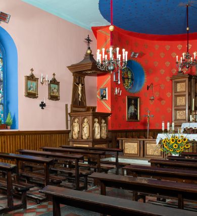 Zdjęcie nr 14: Kościół Najświętszej Marii Panny Królowej jest zlokalizowany w centrum Będkowic, na zachód od głównej drogi. Teren przykościelny jest otoczony wysokim murem posadowionym na kamiennej podmurówce oraz słupkach z nieregularnych ciosów kamienia i z żeliwnym płotem. W części wschodniej muru zlokalizowana jest szeroka brama, do której prowadzą schody, druga brama usytuowana jest nieco z prawej strony, również od wschodu.

Kościół jest skierowany na zachód, murowany, jednonawowy na rzucie prostokąta z prezbiterium zamkniętym półkoliście. Wnętrze tworzy szeroka nawa nakryta stropem oraz węższe i krótkie prezbiterium. Od północy przylega niewielka zakrystia na planie prostokąta z oknem od południa. Wejście do zakrystii zaznaczone jest drewnianym portalem. Na wschodniej ścianie nawy chór muzyczny, wsparty na dwóch słupach, dostępny klatką schodową od nawy. 

Nawę oświetlają dwa duże, rozglifione, prostokątne i zamknięte półkoliście okna umieszczone w południowej oraz północnej ścianie, a także dwa mniejsze okna ulokowane pod chórem zamknięte łukami odcinkowymi. Po bokach prezbiterium są dwa okrągłe okna. Wszystkie otwory okienne w nawie i prezbiterium wypełnione są witrażami lub ozdobnymi przeszkleniami. Do kościoła prowadzi główne wejście od strony wschodniej oraz jedno mniejsze od zakrystii.

Wygląd zewnętrznej elewacji kościoła jest skromny. Prezbiterium niższe od nawy, nad środkiem nawy wznosi się wieżyczka na sygnaturkę z latarnią, nakryta iglicą. Fasada prosta, w dolnej części wejście główne do świątyni, prostokątne, zamknięte łukiem półkolistym, powyżej okrągłe okno, a po bokach dwa mniejsze, prostokątne, zamknięte łukiem odcinkowym. W zwieńczeniu prostokątna, przeszklona, zamknięte półkoliście wnęka z figurą Chrystusa Frasobliwego, a na szczycie prosta aedikula z prześwitem, w której zawieszony jest mały dzwon. U góry łaciński krzyż na cokole. Otwory okienne i drzwiowe zdobione są kamienną okładziną. Świątynia nakryta jest dachem dwuspadowym.

