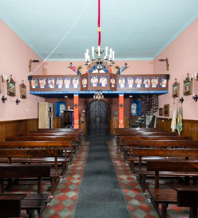 Zdjęcie nr 3: Kościół Najświętszej Marii Panny Królowej jest zlokalizowany w centrum Będkowic, na zachód od głównej drogi. Teren przykościelny jest otoczony wysokim murem posadowionym na kamiennej podmurówce oraz słupkach z nieregularnych ciosów kamienia i z żeliwnym płotem. W części wschodniej muru zlokalizowana jest szeroka brama, do której prowadzą schody, druga brama usytuowana jest nieco z prawej strony, również od wschodu.

Kościół jest skierowany na zachód, murowany, jednonawowy na rzucie prostokąta z prezbiterium zamkniętym półkoliście. Wnętrze tworzy szeroka nawa nakryta stropem oraz węższe i krótkie prezbiterium. Od północy przylega niewielka zakrystia na planie prostokąta z oknem od południa. Wejście do zakrystii zaznaczone jest drewnianym portalem. Na wschodniej ścianie nawy chór muzyczny, wsparty na dwóch słupach, dostępny klatką schodową od nawy. 

Nawę oświetlają dwa duże, rozglifione, prostokątne i zamknięte półkoliście okna umieszczone w południowej oraz północnej ścianie, a także dwa mniejsze okna ulokowane pod chórem zamknięte łukami odcinkowymi. Po bokach prezbiterium są dwa okrągłe okna. Wszystkie otwory okienne w nawie i prezbiterium wypełnione są witrażami lub ozdobnymi przeszkleniami. Do kościoła prowadzi główne wejście od strony wschodniej oraz jedno mniejsze od zakrystii.

Wygląd zewnętrznej elewacji kościoła jest skromny. Prezbiterium niższe od nawy, nad środkiem nawy wznosi się wieżyczka na sygnaturkę z latarnią, nakryta iglicą. Fasada prosta, w dolnej części wejście główne do świątyni, prostokątne, zamknięte łukiem półkolistym, powyżej okrągłe okno, a po bokach dwa mniejsze, prostokątne, zamknięte łukiem odcinkowym. W zwieńczeniu prostokątna, przeszklona, zamknięte półkoliście wnęka z figurą Chrystusa Frasobliwego, a na szczycie prosta aedikula z prześwitem, w której zawieszony jest mały dzwon. U góry łaciński krzyż na cokole. Otwory okienne i drzwiowe zdobione są kamienną okładziną. Świątynia nakryta jest dachem dwuspadowym.

