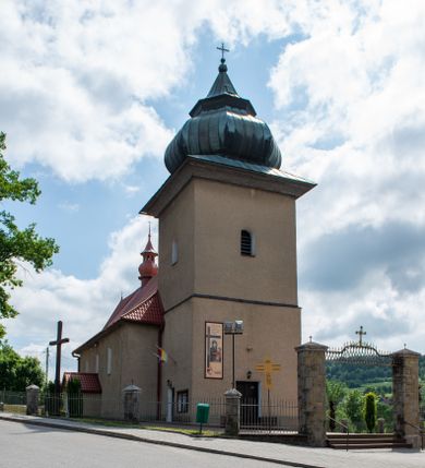 Zdjęcie nr 1: Kościół orientowany, murowany z kamienia łamanego, tynkowany; jednonawowy z krótkim prezbiterium zamkniętym trójbocznie; z kruchtą od północy i z zakrystią od południa; z czworoboczną wieżą od zachodu, tworzącą u dołu przedsionek kościoła z wyjściem na chór. Nawa na rzucie wydłużonego prostokąta; dach nawy o jednej kalenicy, zwieńczony sygnaturką. Wieża na planie kwadratu, masywna, zwieńczona baniastym hełmem. Sygnaturka ośmioboczna z latarnią i hełmem baniastym. Wewnątrz kościoła stropy; chór muzyczny wsparty na dwóch kanelowanych słupach. 
