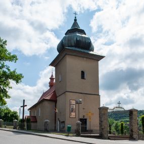 Zdjęcie nr 1: Kościół orientowany, murowany z kamienia łamanego, tynkowany; jednonawowy z krótkim prezbiterium zamkniętym trójbocznie; z kruchtą od północy i z zakrystią od południa; z czworoboczną wieżą od zachodu, tworzącą u dołu przedsionek kościoła z wyjściem na chór. Nawa na rzucie wydłużonego prostokąta; dach nawy o jednej kalenicy, zwieńczony sygnaturką. Wieża na planie kwadratu, masywna, zwieńczona baniastym hełmem. Sygnaturka ośmioboczna z latarnią i hełmem baniastym. Wewnątrz kościoła stropy; chór muzyczny wsparty na dwóch kanelowanych słupach. 
