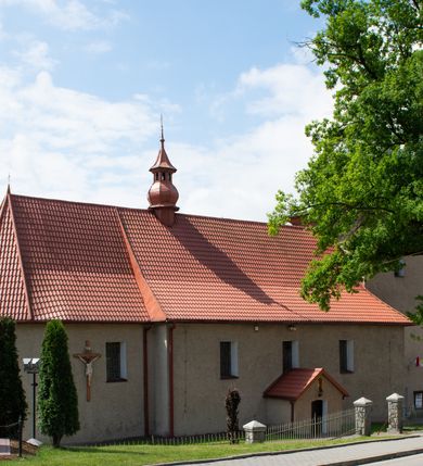 Zdjęcie nr 2: Kościół orientowany, murowany z kamienia łamanego, tynkowany; jednonawowy z krótkim prezbiterium zamkniętym trójbocznie; z kruchtą od północy i z zakrystią od południa; z czworoboczną wieżą od zachodu, tworzącą u dołu przedsionek kościoła z wyjściem na chór. Nawa na rzucie wydłużonego prostokąta; dach nawy o jednej kalenicy, zwieńczony sygnaturką. Wieża na planie kwadratu, masywna, zwieńczona baniastym hełmem. Sygnaturka ośmioboczna z latarnią i hełmem baniastym. Wewnątrz kościoła stropy; chór muzyczny wsparty na dwóch kanelowanych słupach. 
