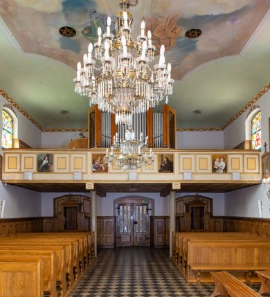 Zdjęcie nr 6: Kościół orientowany, murowany z kamienia łamanego, tynkowany; jednonawowy z krótkim prezbiterium zamkniętym trójbocznie; z kruchtą od północy i z zakrystią od południa; z czworoboczną wieżą od zachodu, tworzącą u dołu przedsionek kościoła z wyjściem na chór. Nawa na rzucie wydłużonego prostokąta; dach nawy o jednej kalenicy, zwieńczony sygnaturką. Wieża na planie kwadratu, masywna, zwieńczona baniastym hełmem. Sygnaturka ośmioboczna z latarnią i hełmem baniastym. Wewnątrz kościoła stropy; chór muzyczny wsparty na dwóch kanelowanych słupach. 
