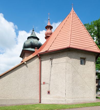 Zdjęcie nr 3: Kościół orientowany, murowany z kamienia łamanego, tynkowany; jednonawowy z krótkim prezbiterium zamkniętym trójbocznie; z kruchtą od północy i z zakrystią od południa; z czworoboczną wieżą od zachodu, tworzącą u dołu przedsionek kościoła z wyjściem na chór. Nawa na rzucie wydłużonego prostokąta; dach nawy o jednej kalenicy, zwieńczony sygnaturką. Wieża na planie kwadratu, masywna, zwieńczona baniastym hełmem. Sygnaturka ośmioboczna z latarnią i hełmem baniastym. Wewnątrz kościoła stropy; chór muzyczny wsparty na dwóch kanelowanych słupach. 
