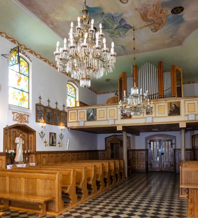 Zdjęcie nr 7: Kościół orientowany, murowany z kamienia łamanego, tynkowany; jednonawowy z krótkim prezbiterium zamkniętym trójbocznie; z kruchtą od północy i z zakrystią od południa; z czworoboczną wieżą od zachodu, tworzącą u dołu przedsionek kościoła z wyjściem na chór. Nawa na rzucie wydłużonego prostokąta; dach nawy o jednej kalenicy, zwieńczony sygnaturką. Wieża na planie kwadratu, masywna, zwieńczona baniastym hełmem. Sygnaturka ośmioboczna z latarnią i hełmem baniastym. Wewnątrz kościoła stropy; chór muzyczny wsparty na dwóch kanelowanych słupach. 
