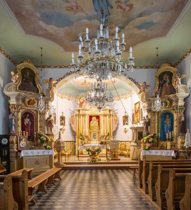 Zdjęcie nr 4: Kościół orientowany, murowany z kamienia łamanego, tynkowany; jednonawowy z krótkim prezbiterium zamkniętym trójbocznie; z kruchtą od północy i z zakrystią od południa; z czworoboczną wieżą od zachodu, tworzącą u dołu przedsionek kościoła z wyjściem na chór. Nawa na rzucie wydłużonego prostokąta; dach nawy o jednej kalenicy, zwieńczony sygnaturką. Wieża na planie kwadratu, masywna, zwieńczona baniastym hełmem. Sygnaturka ośmioboczna z latarnią i hełmem baniastym. Wewnątrz kościoła stropy; chór muzyczny wsparty na dwóch kanelowanych słupach. 
